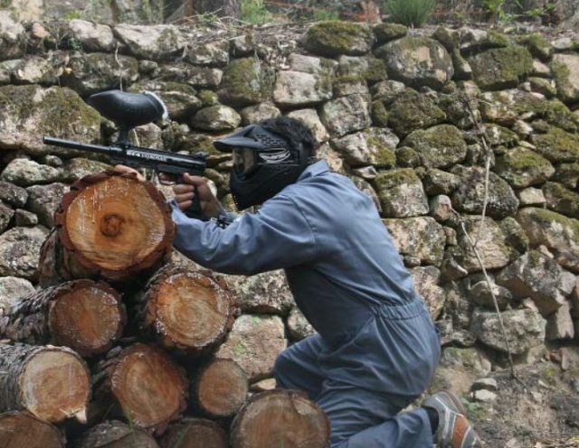 Jugador disparando por encima de los troncos
